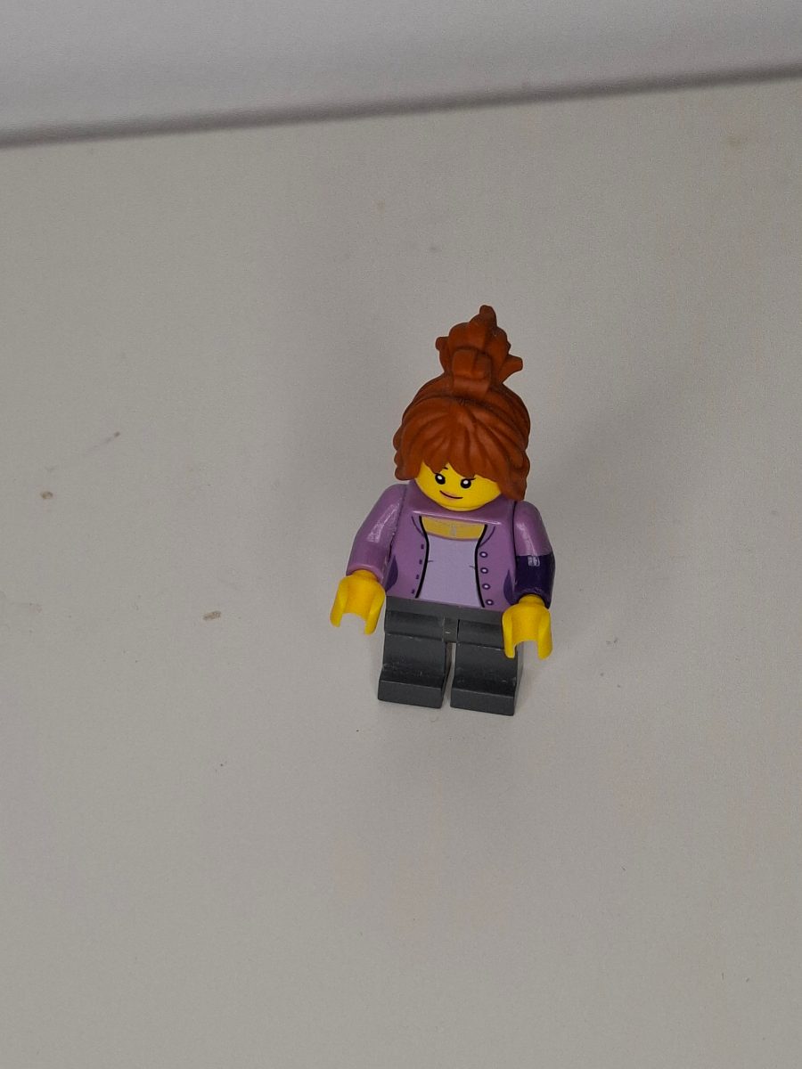 Mujer con chaqueta lila
