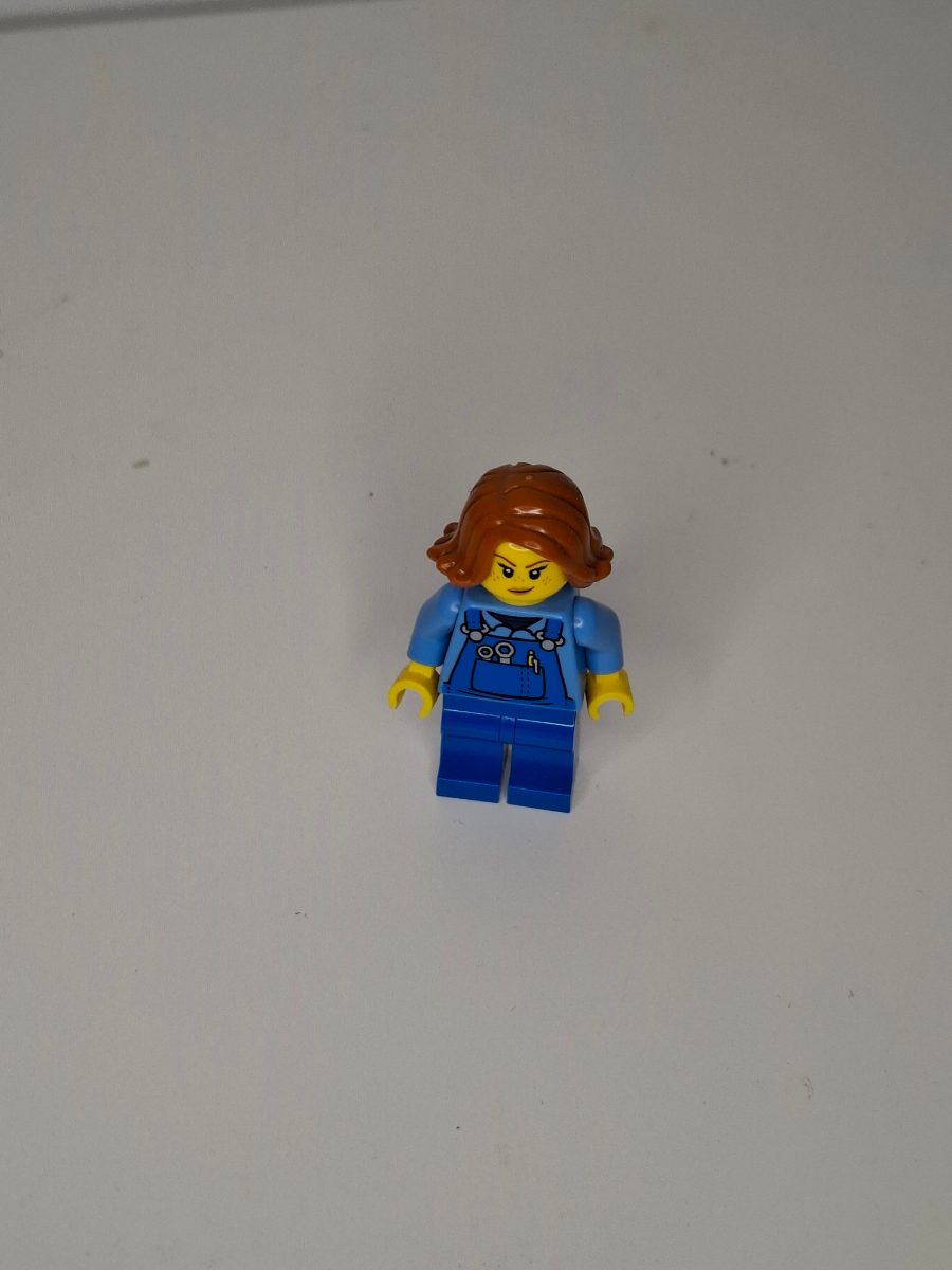Mujer con peto azul