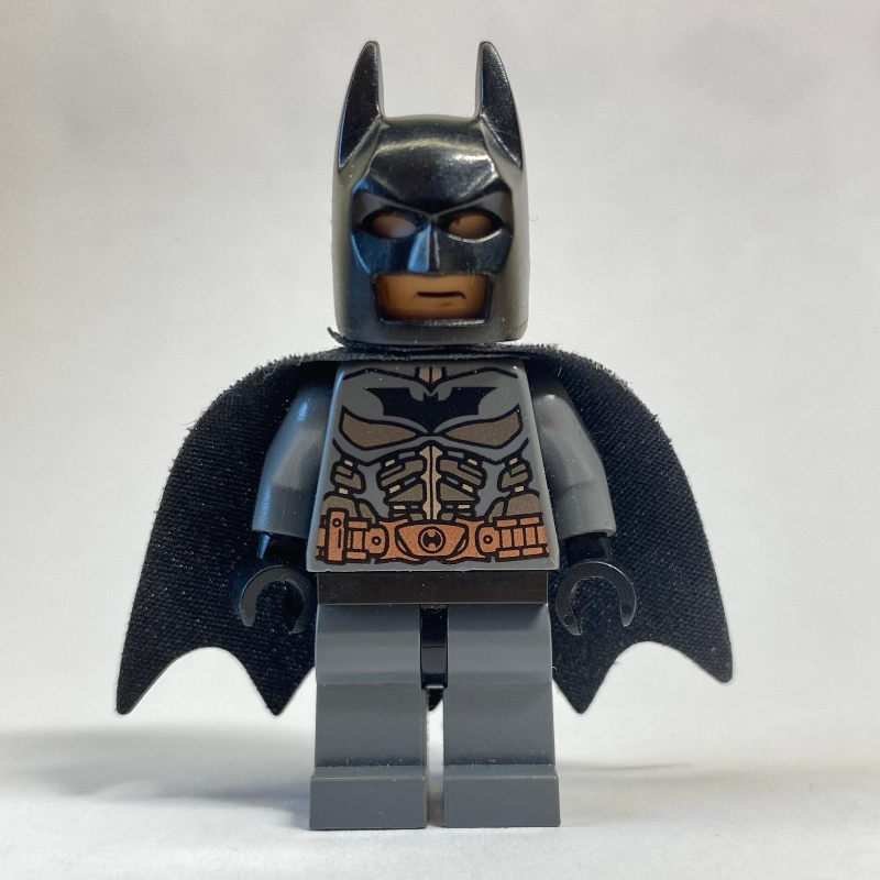 LEGO Batman, Dark Bluish Gray Suit, Black Cape and Cowl, Light Nougat Head, Black Hips (fig-004857)