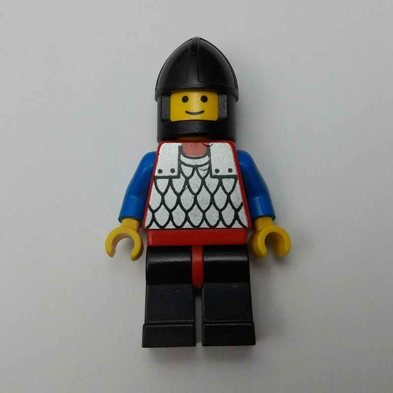 LEGO Knight (Scale Mail on Red) - Blue Arms, Black Legs, Black Chin-Guard (fig-006723)