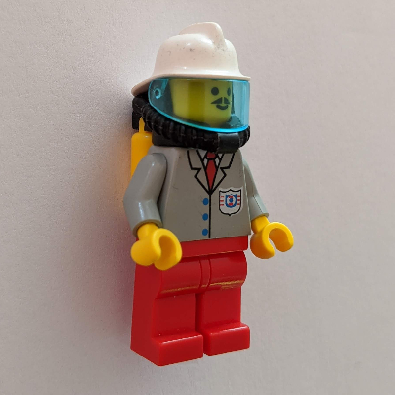 LEGO Light Grey Jacket, Red Legs, White Helmet, Breathing Apparatus (fig-008308)