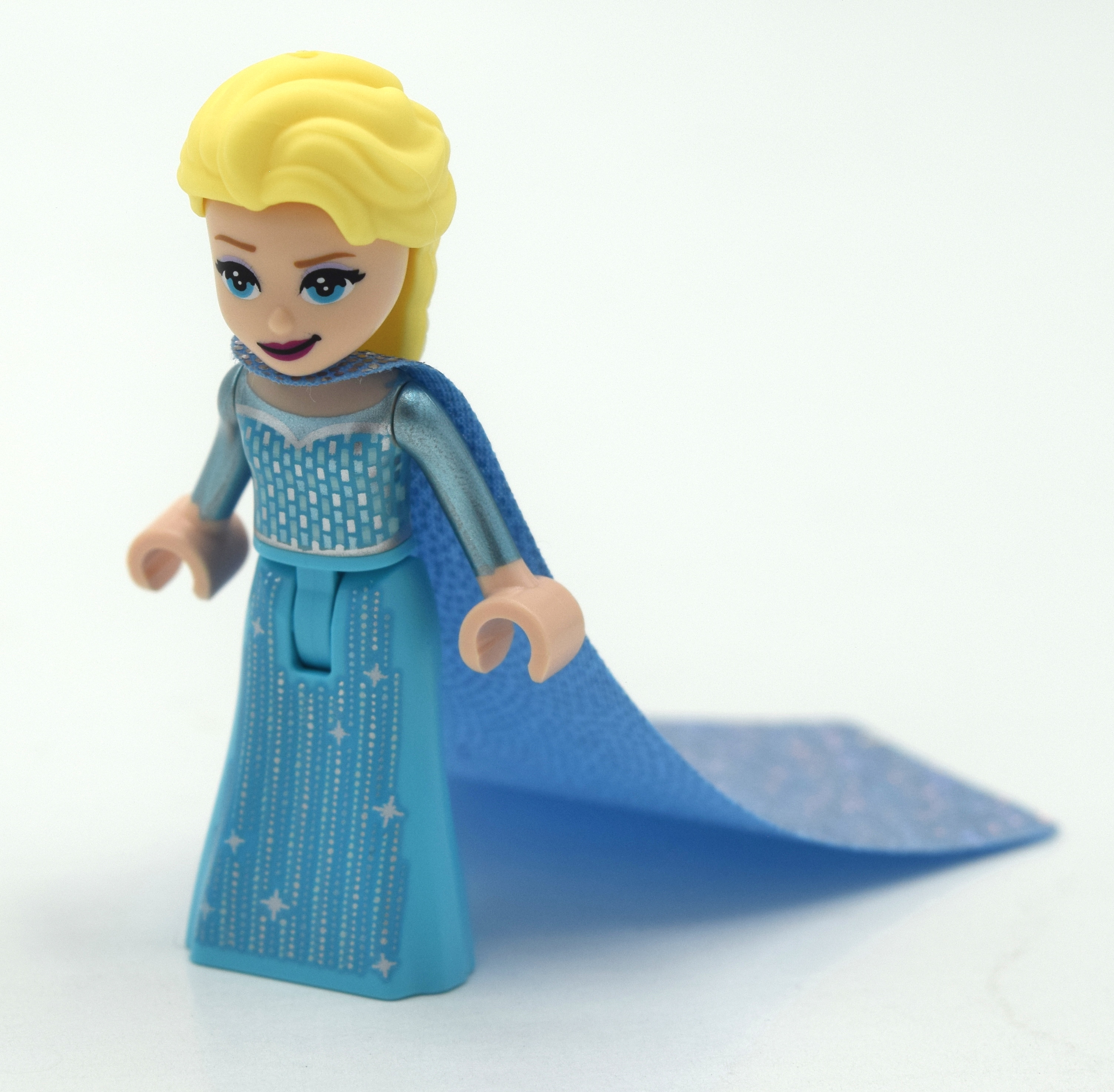 LEGO Elsa, Medium Azure Dress, Cape (fig-011579)