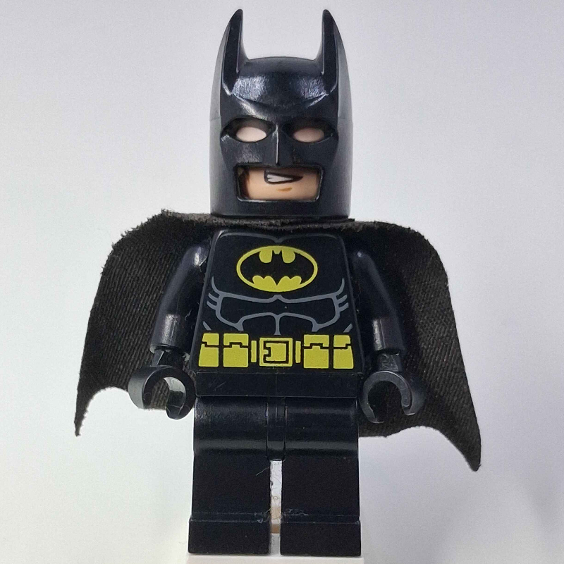 LEGO Batman, Black Suit, Black Cape and Cowl, Yellow Batman Logo (56630 Cape) (3626b Head), 55704 Cowl (fig-017883)